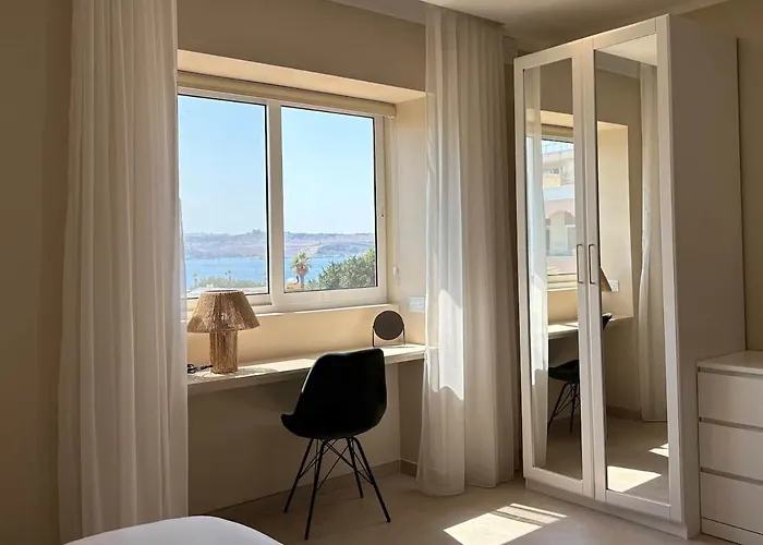 Seabreeze Retreat With Pool & Garden Lägenhet