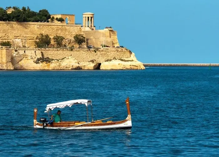 Seabreeze Retreat With Pool & Garden *