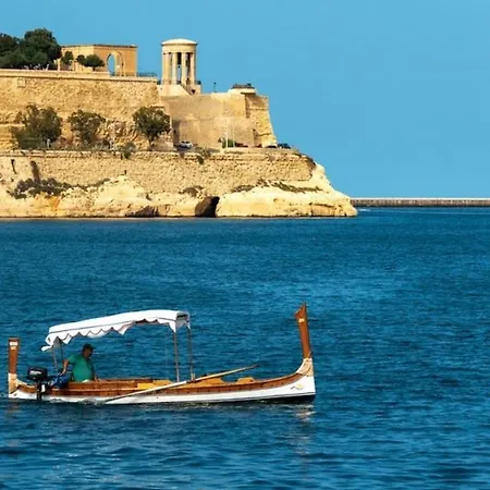 Seabreeze Retreat With Pool & Garden *