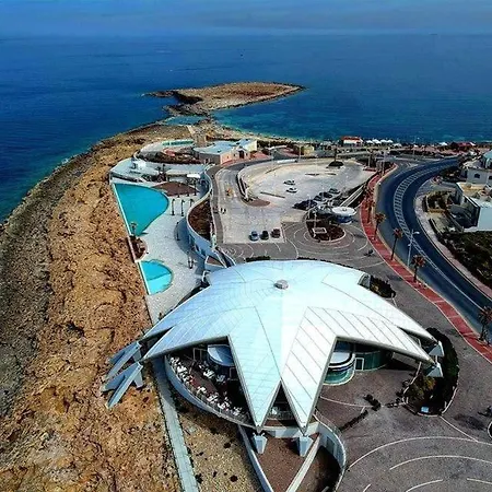 Seabreeze Retreat With Pool & Garden דירה *