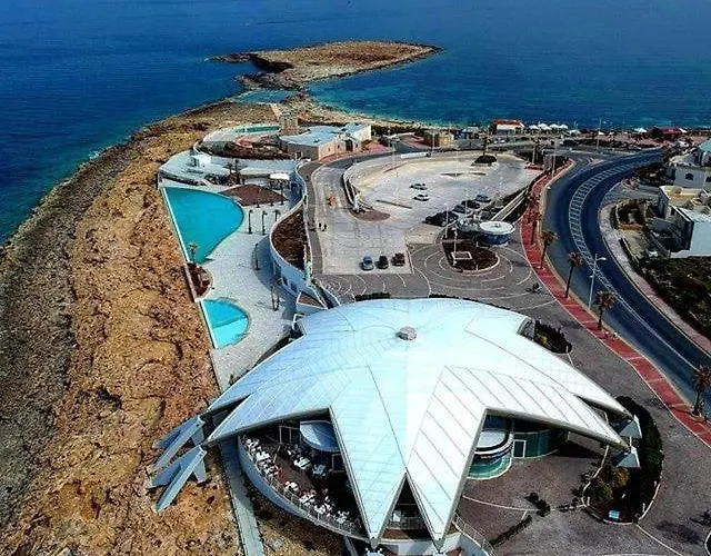 Seabreeze Retreat With Pool & Garden Apartament *